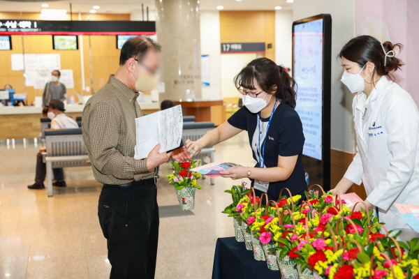 충남대병원 대전지역노인보건의료센터가 제49회 어버이날을 맞아 ‘사랑의 카네이션’ 행사를 진행하고 있다.