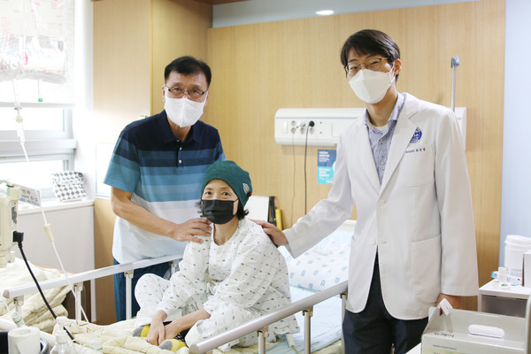 분당 차여성병원 부인암센터 최민철 교수(사진 오른쪽)와 김성종ㆍ조순화 부부
