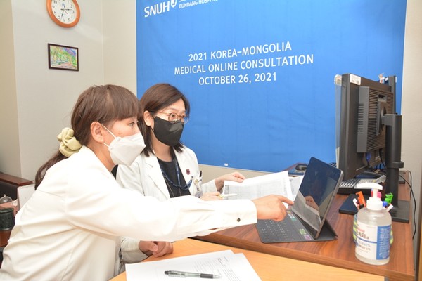 분당서울대병원 최성희 국제진료센터장(오른쪽)이 몽골 환자 대상 비대면 진료상담을 진행하고 있다.