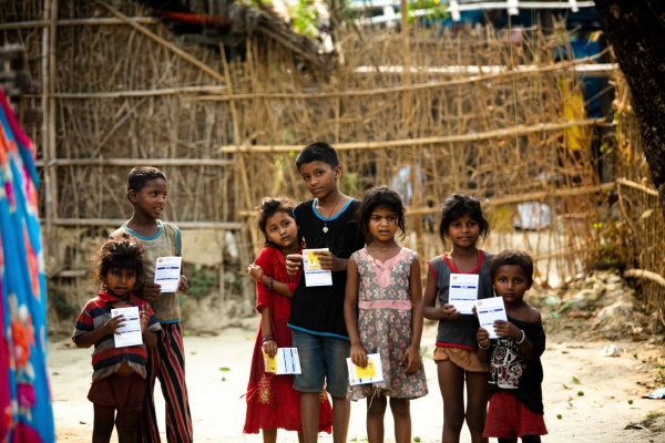 5월 1일  네팔 남동부 루파니의 농촌 지역에서 국제백신연구소(IVI)가 시행하는 경구용 콜레라 백신접종 사업에서 어린이들이 접종카드를 들고 접종 순서를 기다리고 있다.