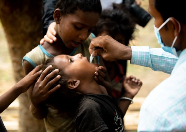 국제백신연구소(IVI)가 시행하는 경구용 콜레라 백신접종 사업에서 한 어린이가 백신을 접종 받고 있다.