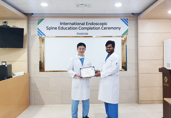 (왼쪽) 윤강준 대표원장, 인도 척추 전문의 Dr. Atmaranjan Dash