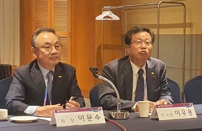 대한외과학회 이문수 회장(왼쪽), 이우용 이사장