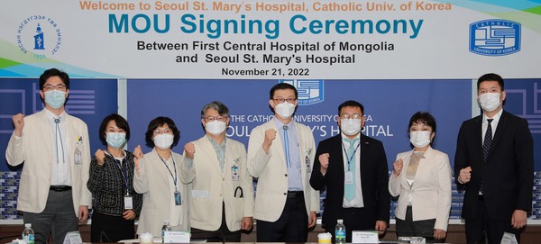 서울성모병원과 몽골국립 제1중앙병원 주요 관계자들이 지난 21일 오후 본관 21층 대회의실에서 조혈모세포이식(BMT)센터 기술 전수 협력을 이어나가기 위한 업무협약을 체결한 후 기념사진을 찍었다.