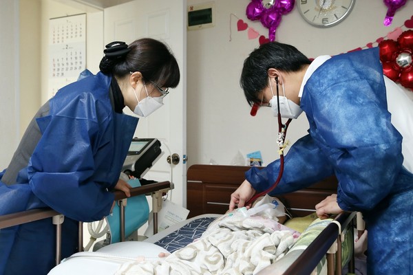 서울아산병원 의료진이 환아 가정을 방문해 진료를 하고 있다/ 사진=서울아산병원