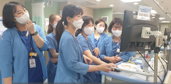지난달 25일 부천세종병원 중환자간호팀 간호사들이 의식을 회복한 환자를 확인하고 미소 짓고 있다.