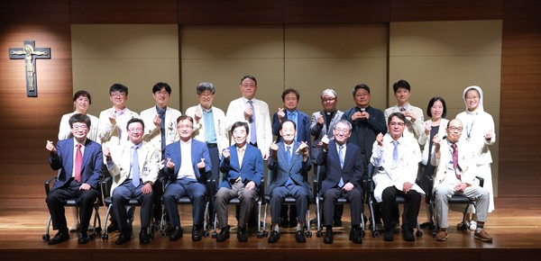 서울성모병원 장기이식센터 간이식 30주년 기념식 단체사진