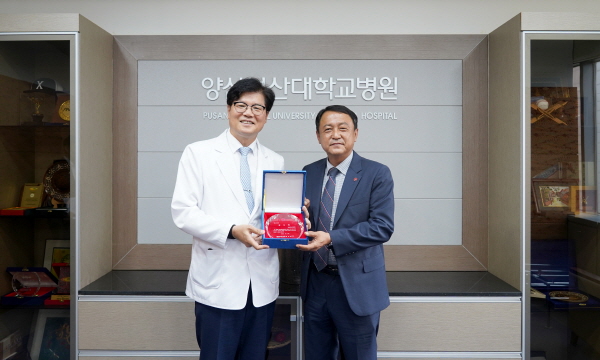         이상돈 병원장(조), 이영진 지사장