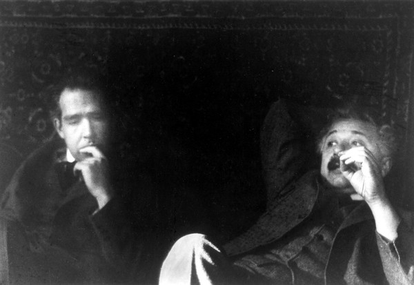 사진 『닐스 보어(좌)와 아인슈타인(우)』 폴 에렌페스트 (1925년)