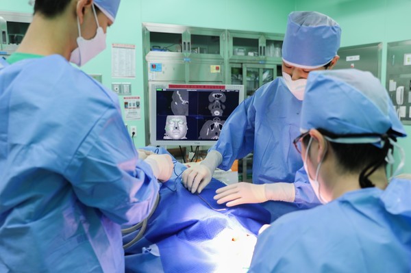 한림대학교동탄성심병원 성형외과 박태환 교수가 내비게이션 안와골절 수술을 시행하고 있다.