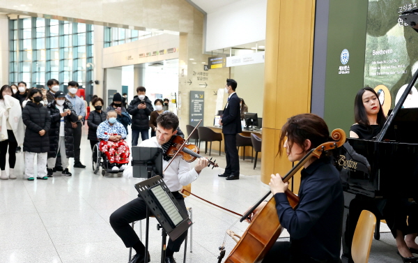 세브란스병원 본관 3층 로비에서 열린 고잉홈프로젝트 바이올리니스트 스베틀린 루세브(왼쪽), 첼리스트 문웅휘(가운데), 피아니스트 손열음(오른쪽)의 버스킹을 관객들이 감상하고 있다.