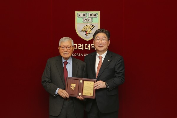 (좌측부터) 혁성실업(주) 황의빈 회장과 고려대 김동원 총장