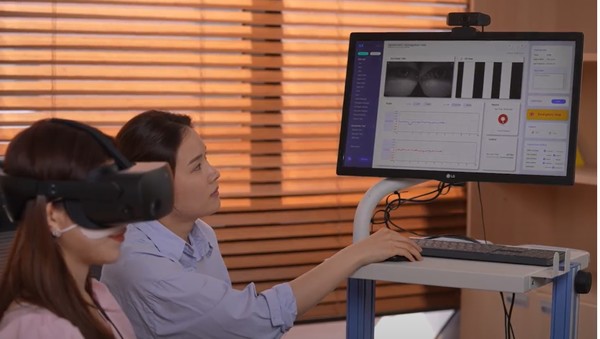 뉴로이어즈가 가상현실 및 인공지능 기술 기반 차세대 어지럼증 검사 소프트웨어를 9일 CES 2024서 공개한다. 사진은 환자가 해당 솔루션을 이용해 안진검사를 받고 있는 모습.
