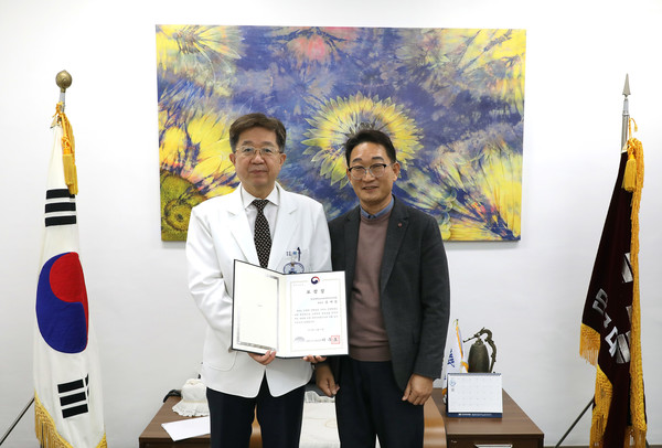 김재일 단국대병원장(왼쪽)과 충청남도교육청 이종권 장학관