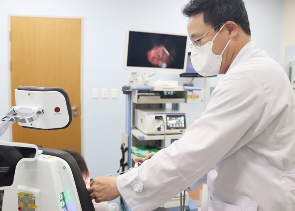 서울아산병원 이비인후과 박홍주 교수가 소아 난청 환자를 진료하고 있다.
