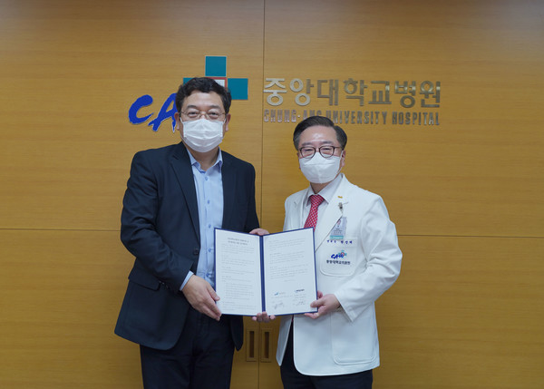 웨이센 김경남 대표와 권정택 병원장이 협약서를 들고 포즈를 취하고 있다.