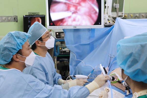 고창석 서울아산병원 위장관외과 교수(왼쪽 두 번째)가 진행성 위암을 진단받은 고령 환자를 수술하고 있다.