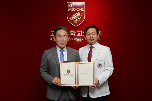 (왼쪽부터) 럭스나인(주) 김인호 대표이사와 윤을식 의무부총장 겸 의료원장