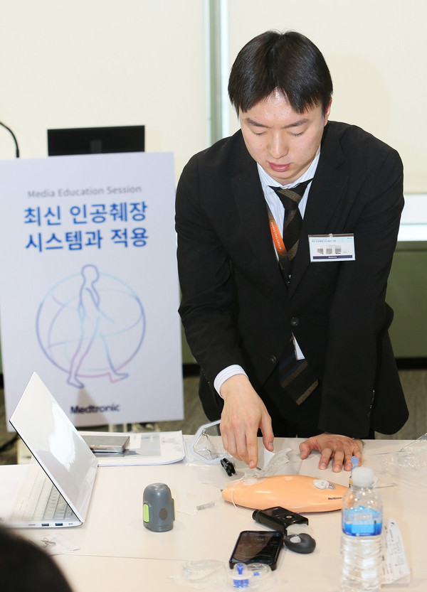 한국환자단체연합회는 24일 보건복지부에 당뇨관리기기 지원을 성인 환자까지 확대할 것을 촉구했다. 사진은 한국메드트로닉 관계자가 최근 열린 미디어세션에서 최신 인공췌장 시스템을 시연하는 모습