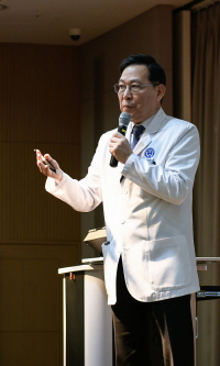 송영구 병원장이 글로벌 연구의료기관으로 나아가기 위한 구체적인 전략을 설명하고 있다.