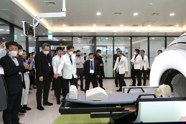 심포지엄에 앞서 참석자들이 ZAP-X 방사선수술센터를 둘러보고 있다.