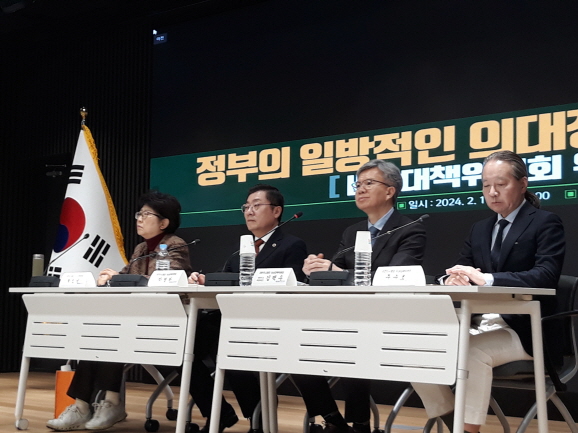                  김택우 의협 비대위원장(우측 두번 째)