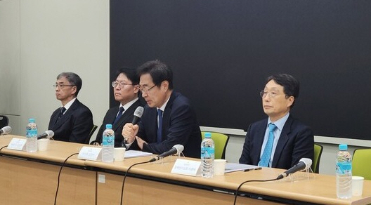 왼쪽부터 정연준 학생이사, 김정은 학술이사, 신찬수 이사장, KAMC 이종태 정책연구소장
