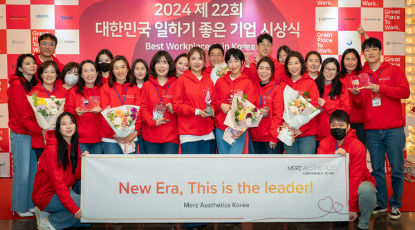 22일 열린 ‘2024 대한민국 일하기 좋은 기업’ 시상식에서 멀츠 에스테틱스 코리아 유수연 대표(첫 번째 줄 왼쪽에서 두 번째)를 비롯한 임직원들이 기념 촬영을 하고 있다.