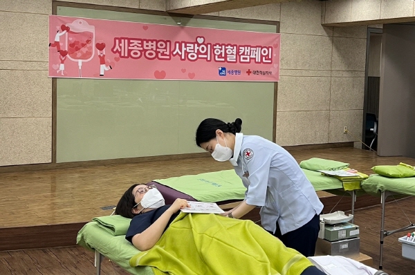 26일 부천세종병원 지하2층 강당에 마련된 헌혈 캠페인 장소에서 한 의료진이 헌혈하고 있다.