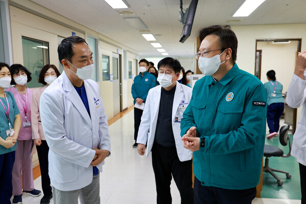 조규홍 복지부 장관(오른쪽)이 26일 충남대병원 응급의료센터를 방문하고 의료진을 격려했다.