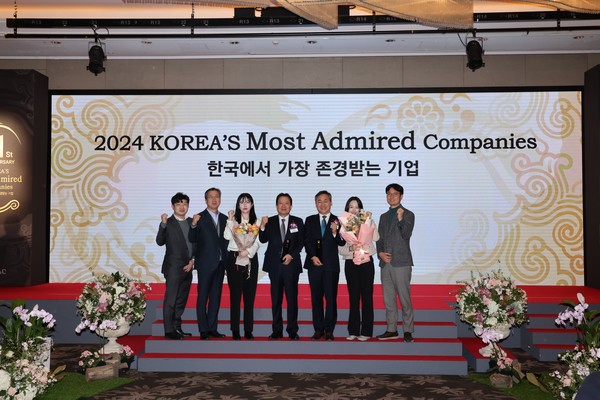 유한양행과 유한킴벌리 임직원들이 한국에서 가장 존경받는 기업 수상을 축하하며 기념 촬영을 하고 있다.