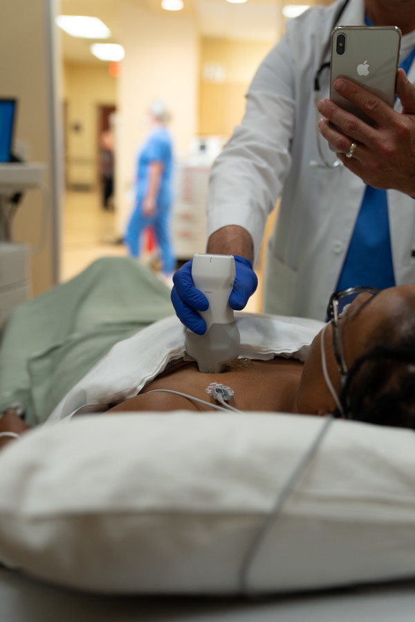 의료진이 휴대용 무선 듀얼 초음파 '브이스캔 에어 SL’을 스마트폰과 연동해 환자를 진료하고 있다.
