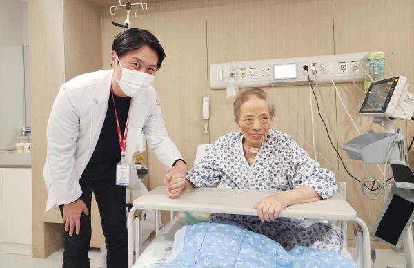 부천세종병원 박하욱 과장이 경피적 승모판막 치환술을 받고 회복한 A씨와 기념 촬영하고 있다. 부천세종병원 제공.