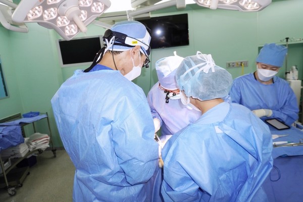 남인철 교수(왼쪽 두 번째)가 동종 성체줄기세포 기반 3D 바이오프린팅 인공기관 이식수술을 하고 있다.)
