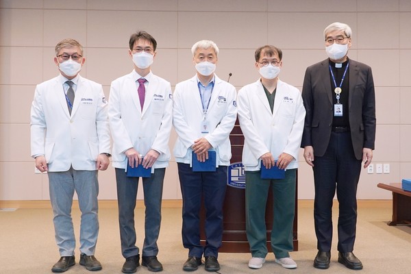 (오른쪽부터) 홍승모 몬시뇰 병원장, 최훈, 김주상, 장대현 교수, 정성우 의무원장