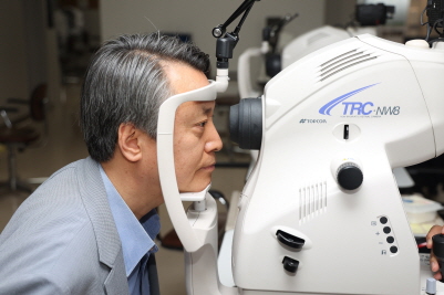 40대 이상이라면 정기적인 안저검사를 통해 눈 건강을 점검해보는 것이 좋다. (김안과병원 제공)