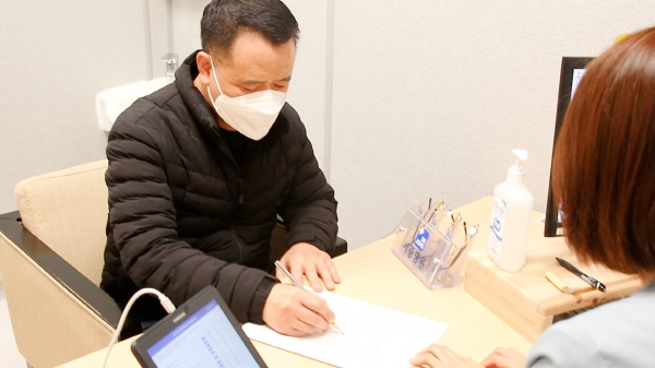 인천세종병원 인지검사실에서 한 환자가 인지치료사와 치매의심 인지검사를 진행하고 있다.