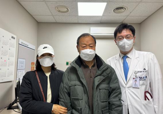 무전극선 심박동기 시술 후 건강을 되찾고 외래에 방문한 환자(가운데) 및 보호자와 권순일 교수(왼쪽)가 기념 촬영을 했다.