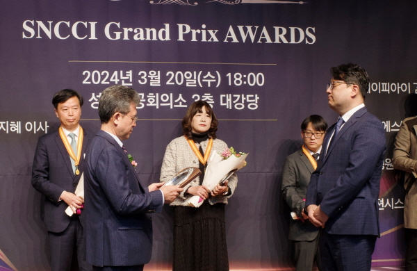 분당서울대병원 공현식 대외협력실장이 지난 20일 성남상공회의소 대강당에서 개최된 '제25회 성남상공대상 시상식'에서 행정지원대상을 수상했다.