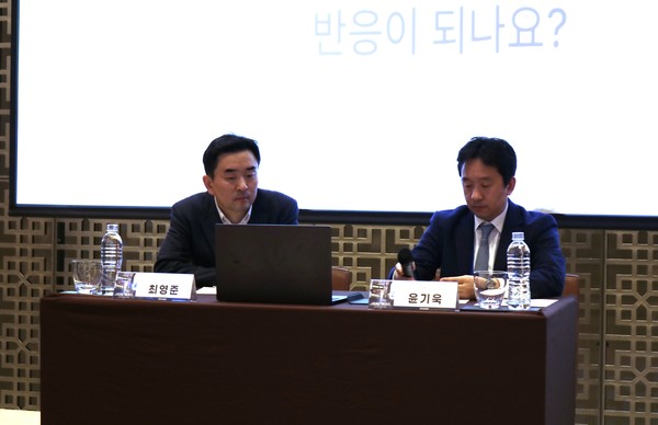 한국화이자제약이 16, 17일 진행한 브로드웨이 심포지엄에서 최영준 고대안암병원 교수(왼쪽)와 윤기욱 서울대병원 교수(오른쪽)가 Q&A 세션을 진행하고 있다.