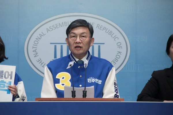 더불어민주연합 의료개혁특위 김윤 상임공동위원장이 총선을 앞두고 지역필수의료 공약을 발표하고 있다.
