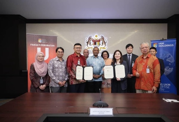 말레이시아 국회의사당에서 UKM 부총장 모하맛 에흐완 토리만(Dr. Mohd Ekhwan Hj Toriman) 교수와 제일약품 글로벌사업본부장 김수미 상무가 협약서에 서명했다.
