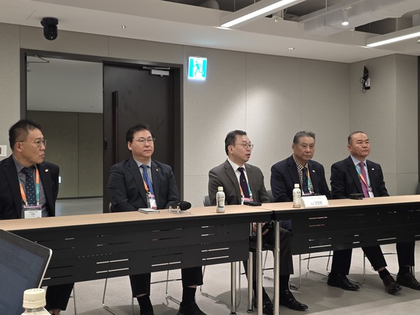 한정환 회장(가운데)