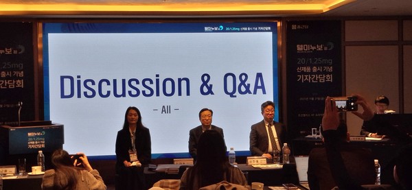 텔미누보 기자간담회에서 윤수미 이사, 이규웅 마케팅본부장, 김대희 교수, 신진호 교수(왼쪽부터)가 질문에 답하고 있다.