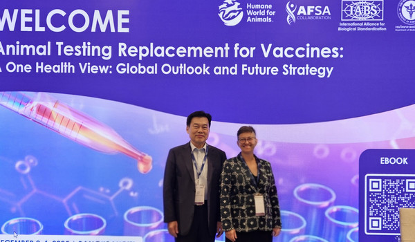 Humane World for Animals의 Laura viviani와 협회 박정태 상근부회장