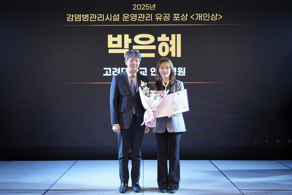 (왼쪽부터) 임승관 질병관리청장, 고려대 안산병원 감염관리실 박은혜 대리